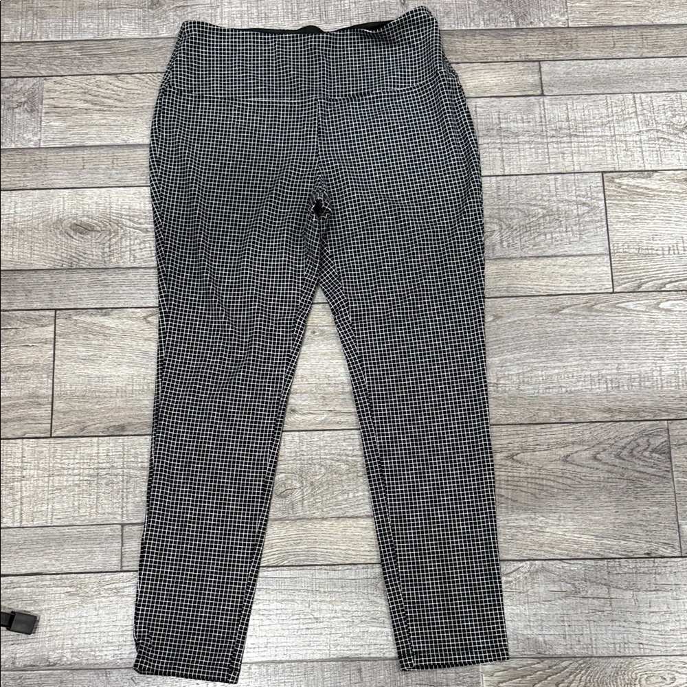 Liz Claiborne Black and White Patterned Pants
Pre-owned
